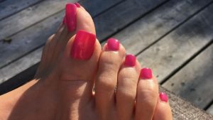 Acrylic nails applied on toes.