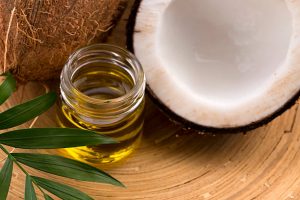 Coconut oil helps repair cracked heels, restoring softness and moisture.